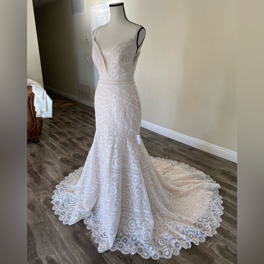 Geometric lace ivory or blush style 9SC878 dress size 8